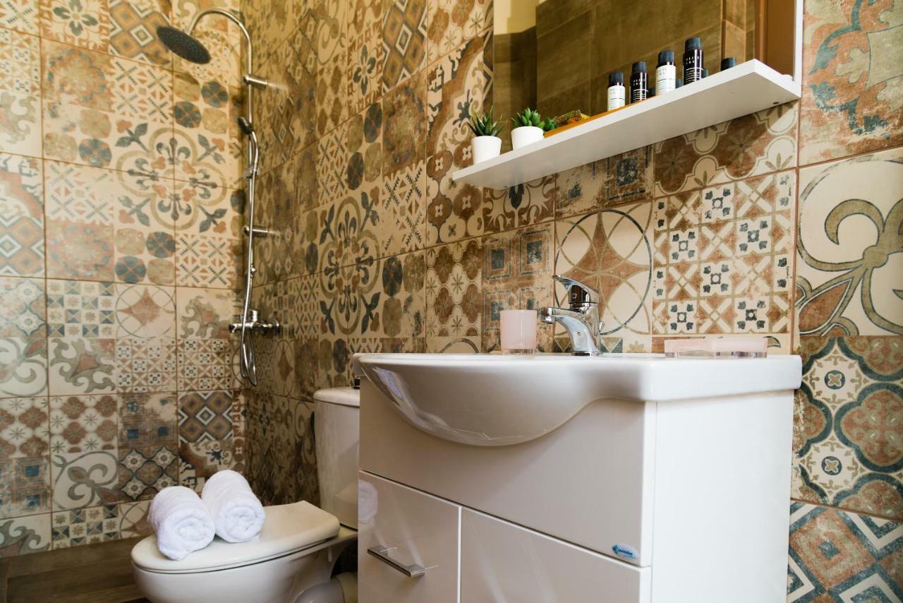 Ch Adrianou Suites Атина Екстериор снимка